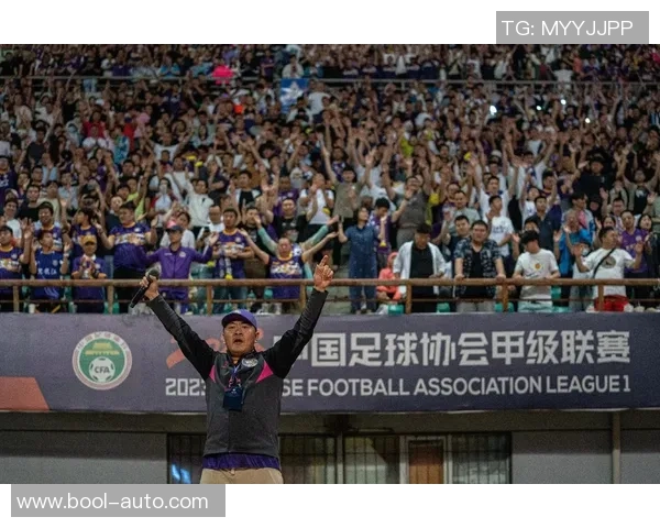 足球明星在看台上的精彩瞬间与背后的故事揭秘